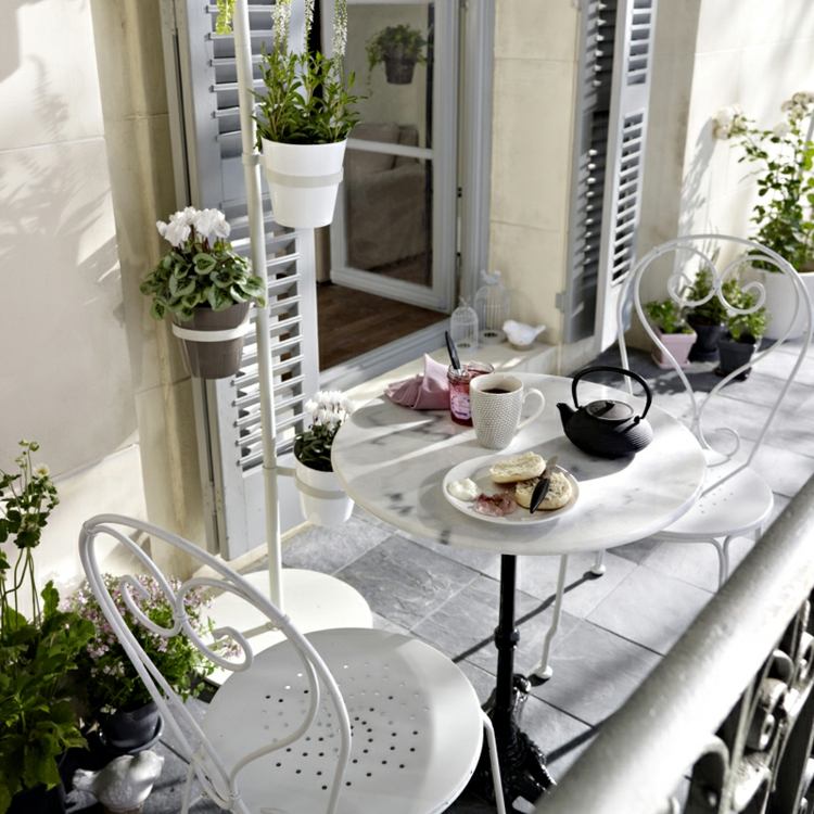 Balkong-möbler-idéer-2015-runda-bord-vita-stolar-metall-platsbesparande