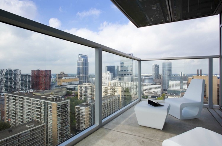 balkongmöbler idéer 2015 modern-design-vit-futuristiskt glasräcke