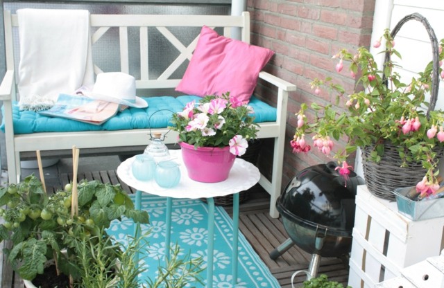 balkongmatta blå mönster bänk bord blomkrukor