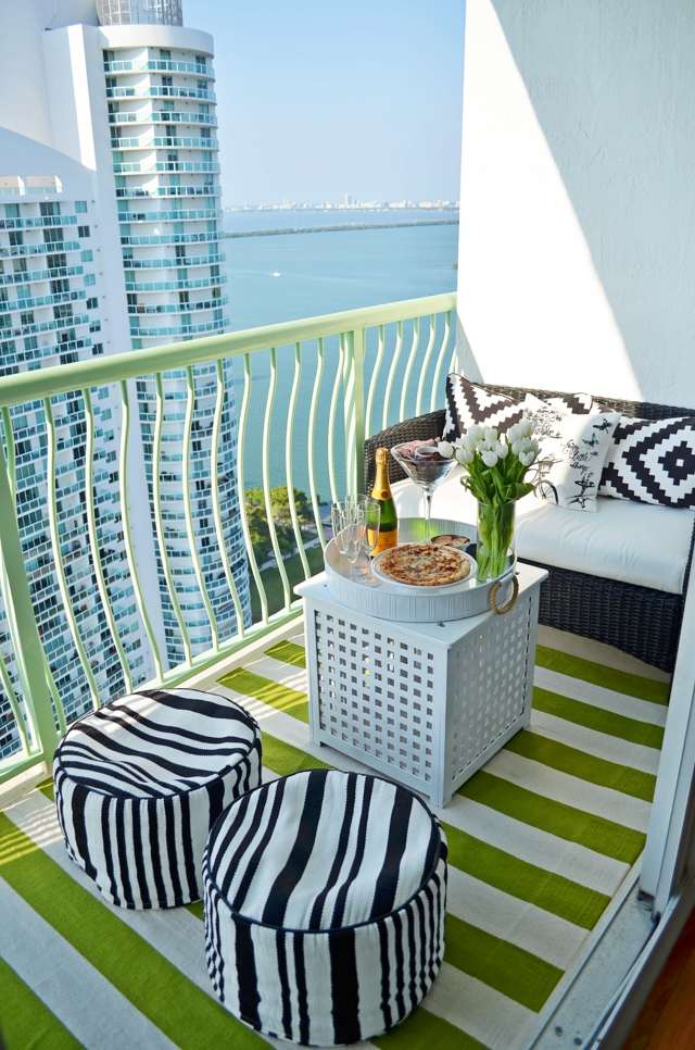 balkong matta ränder grön vit pall soffa