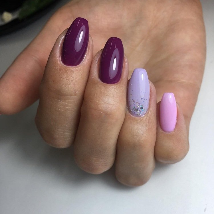 Ballerina naglar kort nagelförstärkning med gel lila violett
