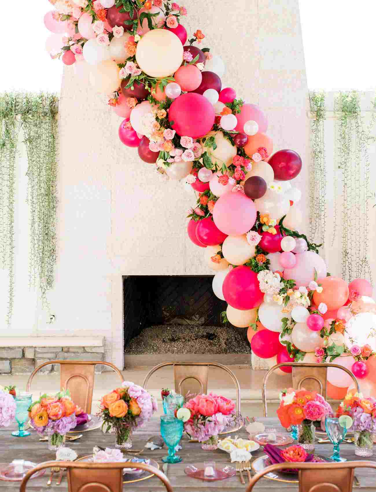Ballongbåge och ballongkrans riktiga blommor sommarbröllopsfest
