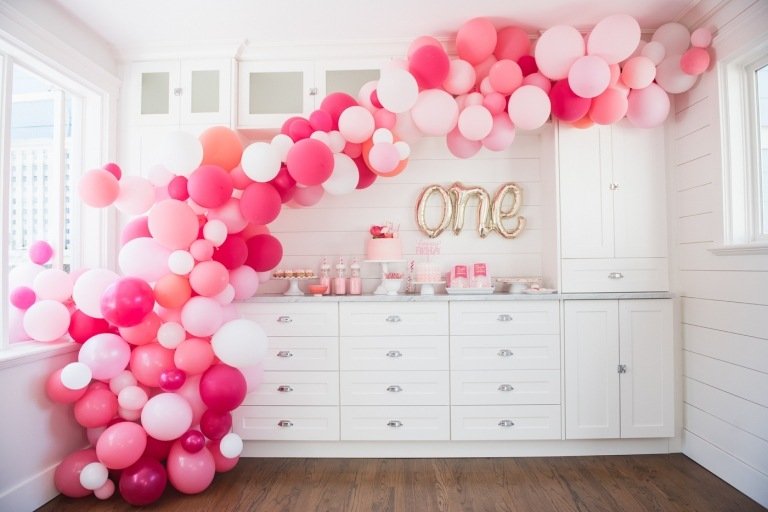 Gör dig själv till en ballongbåge och ballongkransrosa första födelsedagen