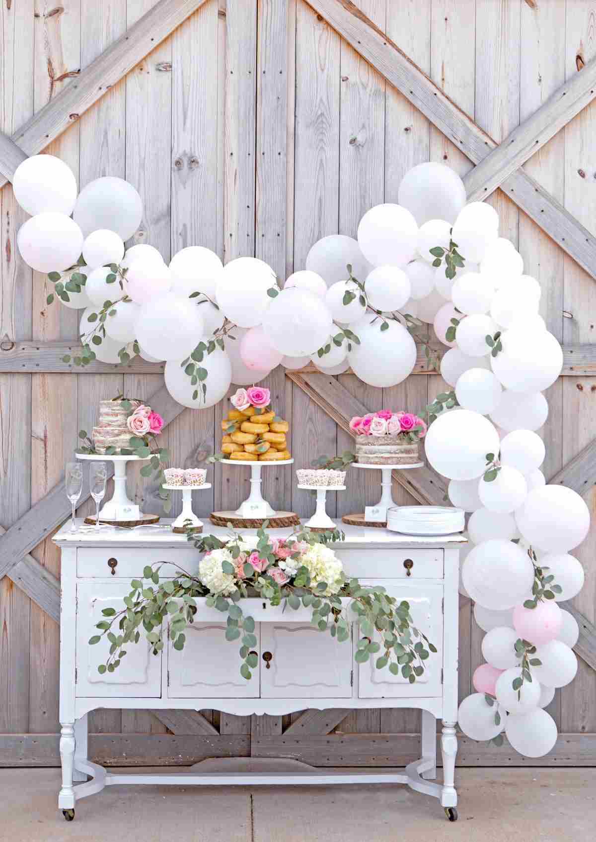 Ballongbåge och ballongkrans romantisk bröllopsfödelsedagsbuffé