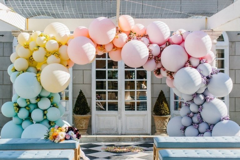 Ballongbåge och ballongkrans pastellfärger stort familjefirande