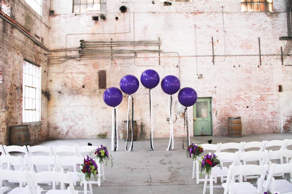 Ballongbåge och ballongkrans minimalistiskt bröllop