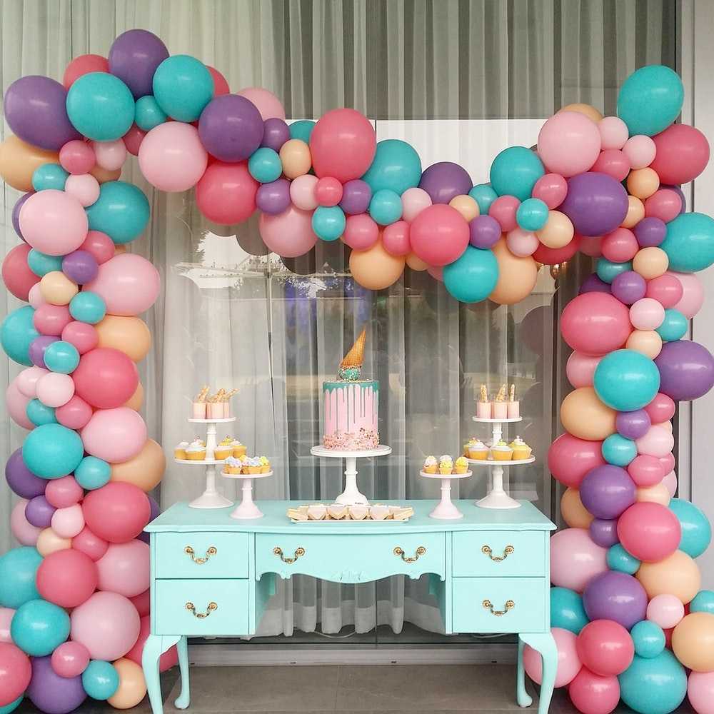 Ballongbåge och ballongkrans första födelsedag baby dekoration idé