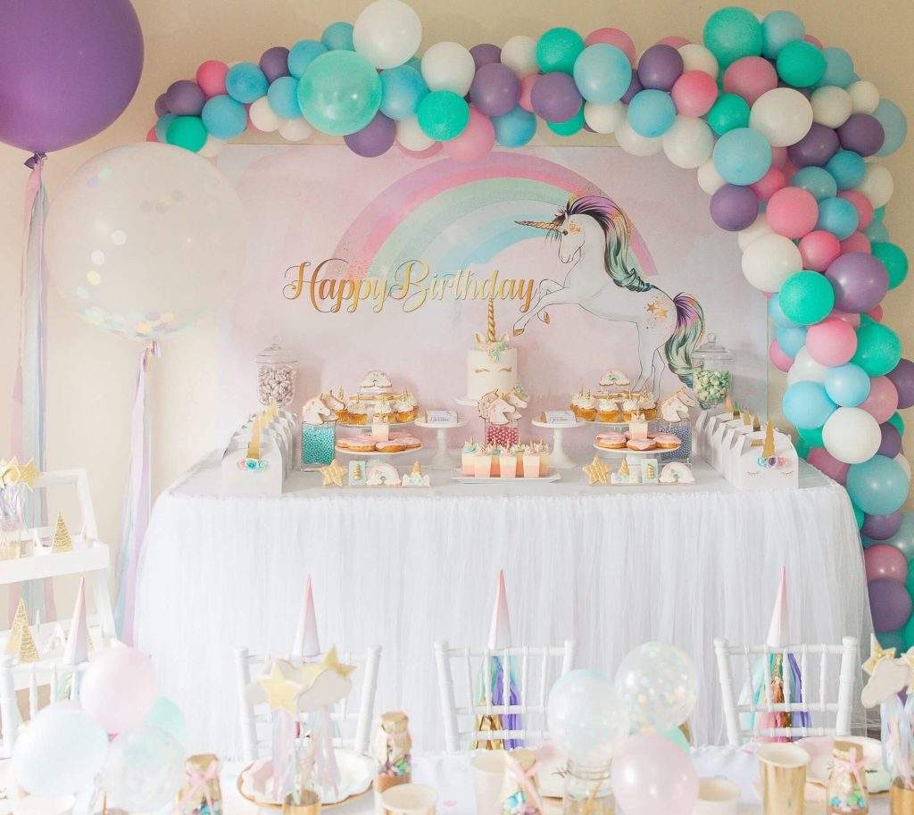 Ballongbåge och ballongkrans enhörning födelsedag flicka firar