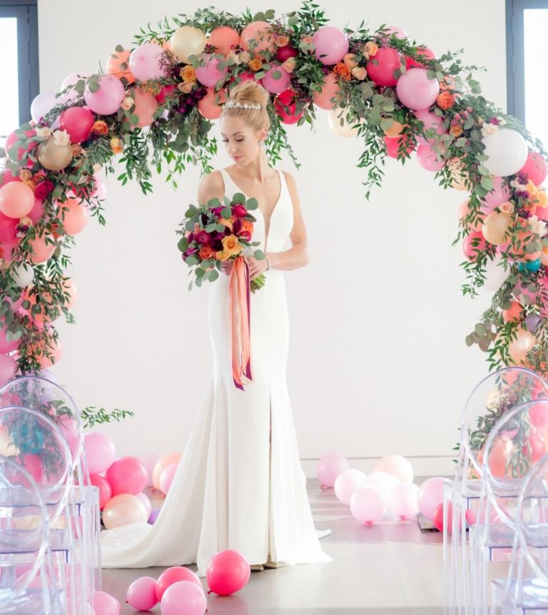 Ballongbåge och ballongkrans blommor bröllop altare dekoration idé