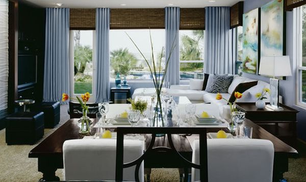 rottingfönster persienner vardagsrum ljusblå gardiner vit soffa