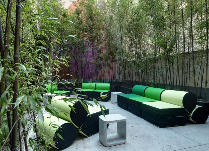 Bambu-i-trädgården-erbjuder-vind-och-sekretess-skydd-för-sittgruppen