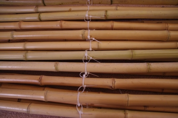 Gör sekretessskärmar på balkongen från bambu fäst bambu stolpar