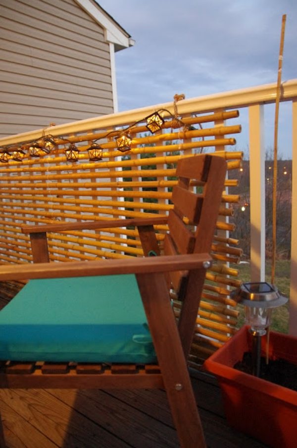 Bygg en integritetsskärm på balkongen från bambu fällstol