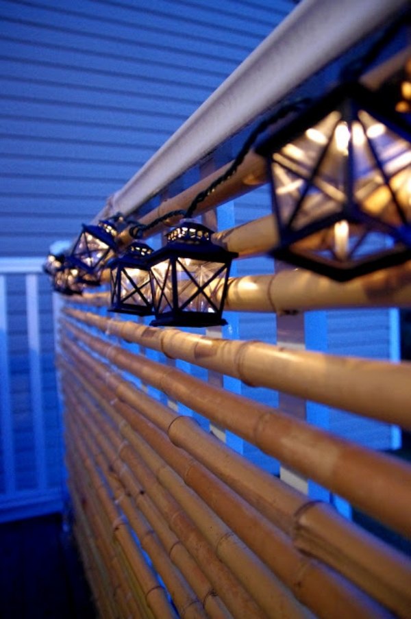 Bygga sekretessskärmar på balkongen från bambushänglampor