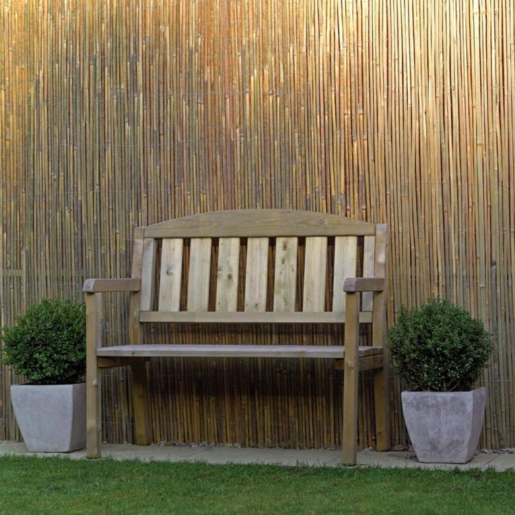 Sekretess-skärm-gjord av bambu-i-trädgården