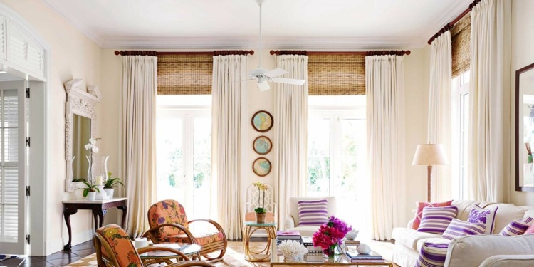 bambu persienner design vardagsrum ljusa möbler vita gardiner