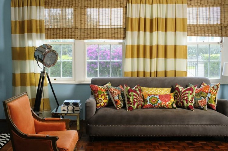 design bambu persienner gardiner ränder gul vit grå soffa fåtölj korall