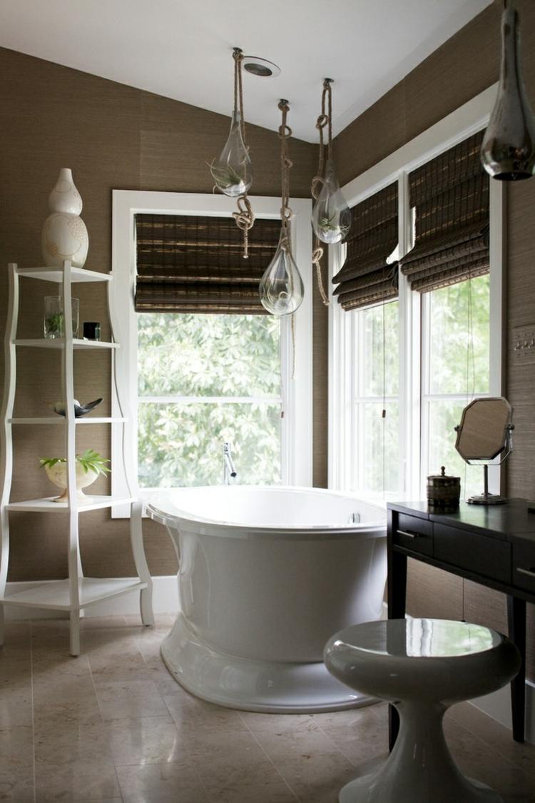 bambu rullgardiner design badrum modernt vintage badkar grå väggfärg