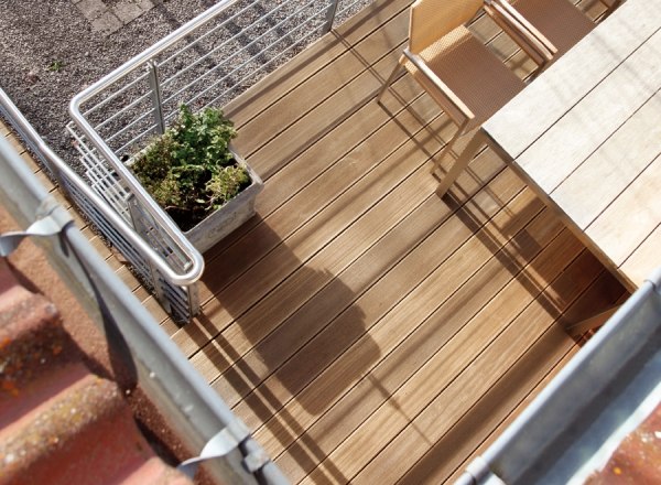 Tropiskt träslag för terrassgolv