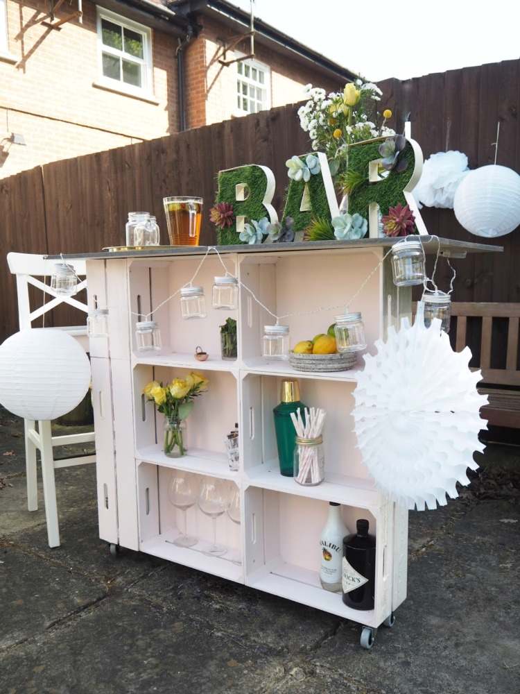 snygg snygg DIY bar i vit färg gjord av lådor dekorerade med bokstäver och konstgräs