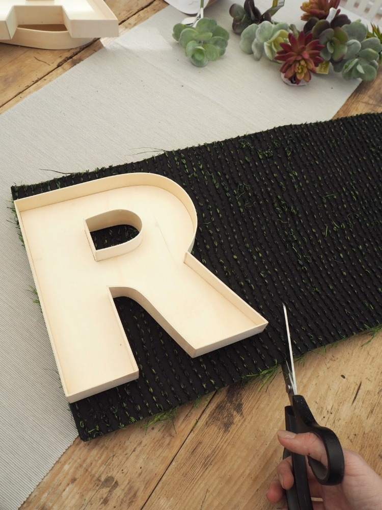 mäta bokstaven och använd sax för att klippa ut en rulle konstgräs