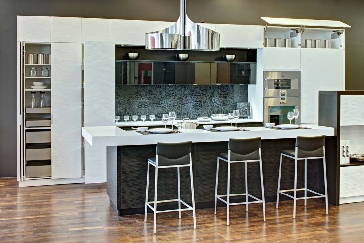 bardisk-kök-idéer-tårta-planering-svart-vit-elegant-modern-pall