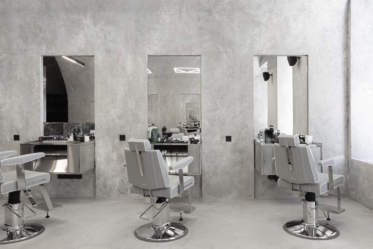 rymlig interiör med speglar och fåtöljer för kunder i frisersalongen
