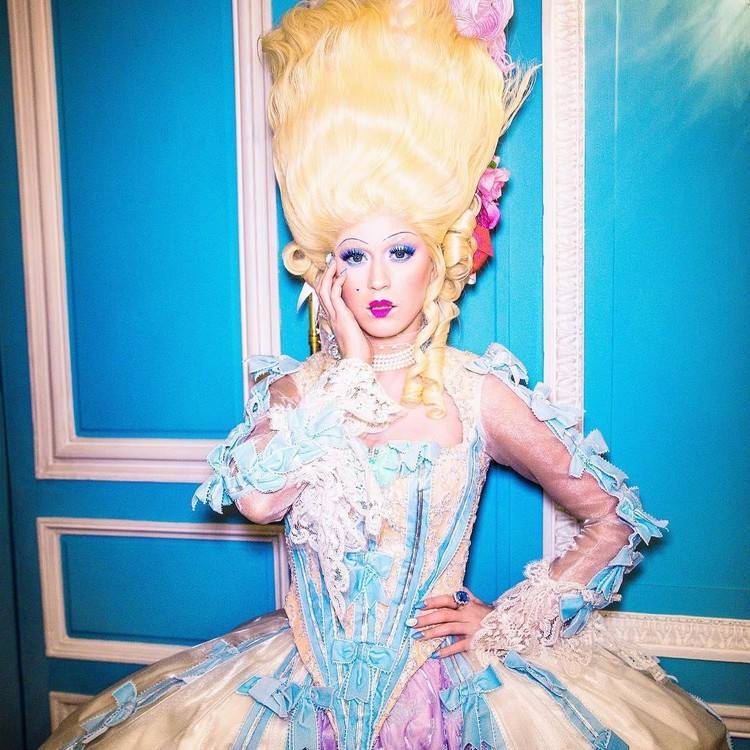 Marie Antoinette karnevalskostym gör sBarque -frisyrer själv