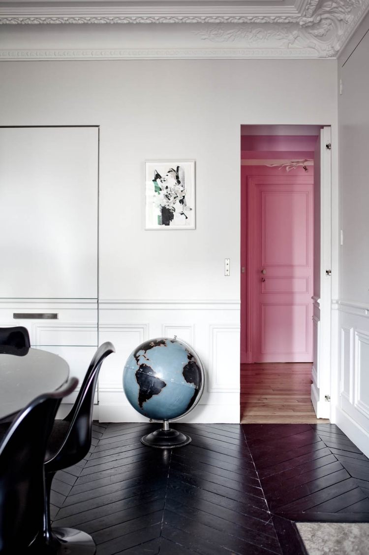 barock-möbler-modern-svart-vit-parkett-golv-stuckatur-stuckatur-tak-glob