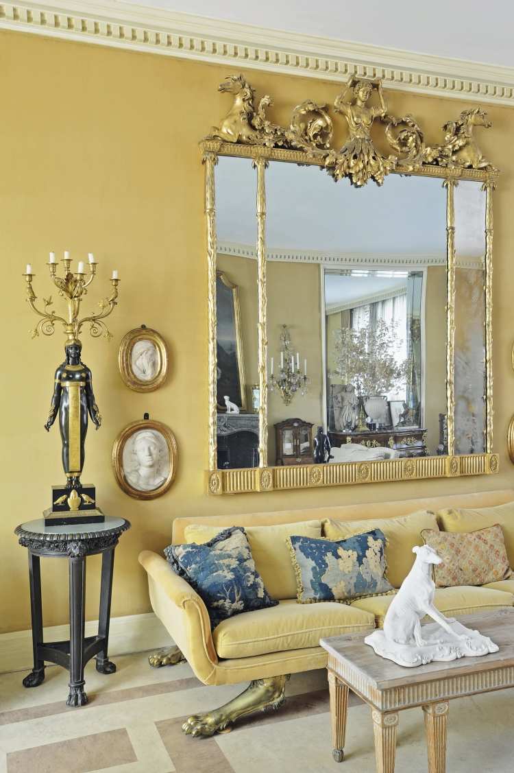barock-möbler-modern-gul-soffa-spegel-stuckatur-carving-deco