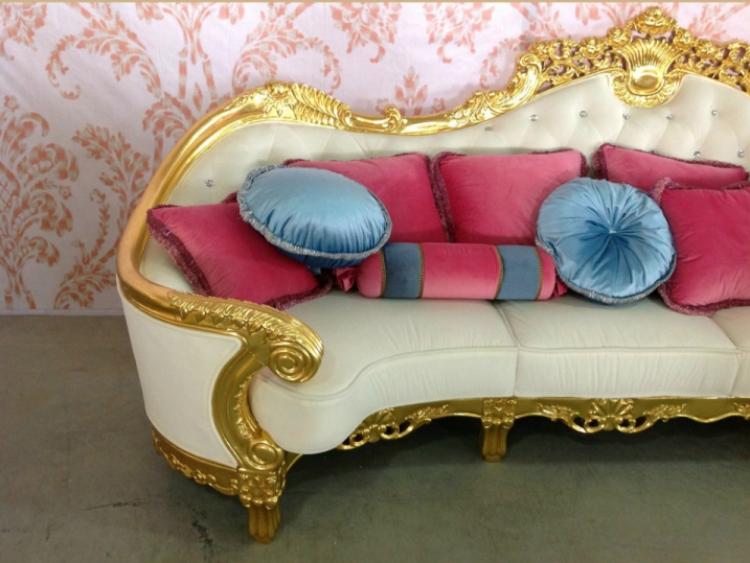 barock-möbler-modern-canape-guld-carving-kuddar-rosa-blå-tapeter