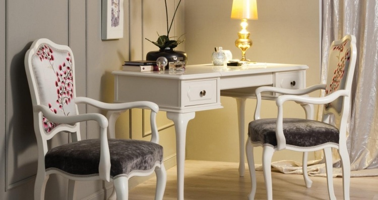 barock-fåtölj-möbler-modern-vit-stoppade stolar-konsol bord-bordslampa-toalettbord