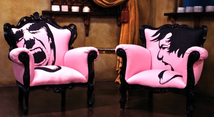 barock-fåtölj-möbler-modern-rosa-schwary-ansikten-neo