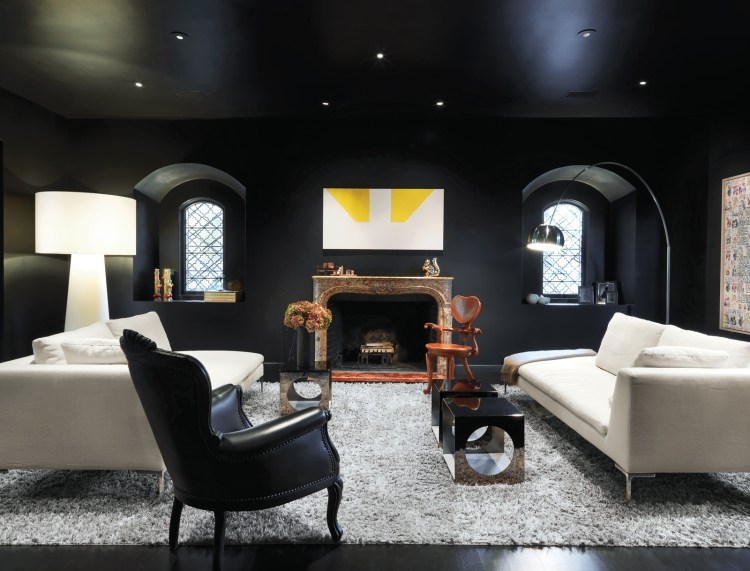 barock-möbler-modern-schwary-väggfärg-öppen spis-antik-designer-lampa-arco