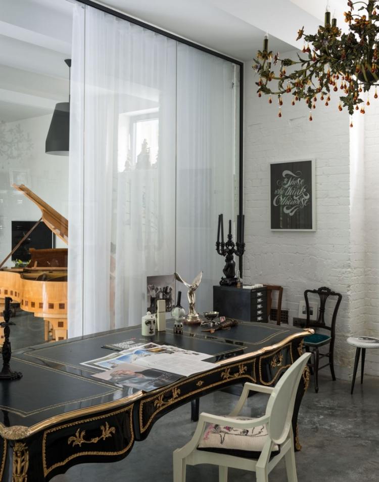 barock-möbler-modern-arbetsbord-svart-guld-dekorationer-antik-ljuskrona