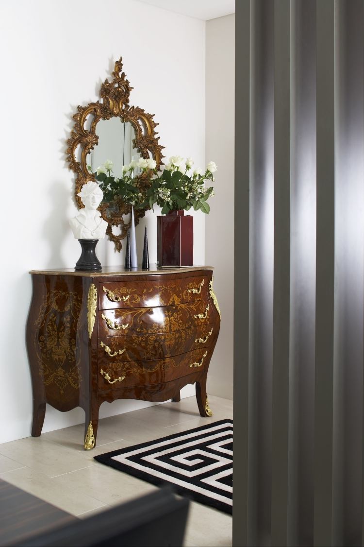 barock-möbler-modern-byrå-antik-spegel-blommor-dekoration-korridor