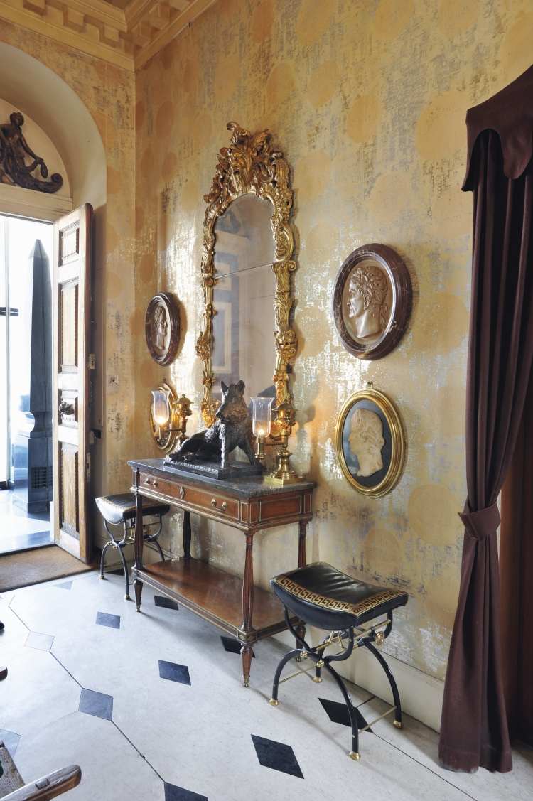 barock-möbler-modern-skänk-hall-spegel-guld-bilder-relief