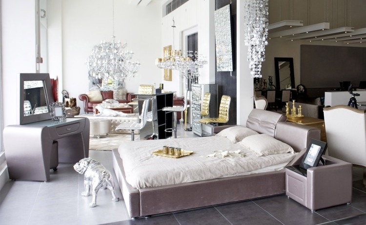 Barockmöbler -moderna-pastellfärger-rosa-grå-säng-dekoration-showroom