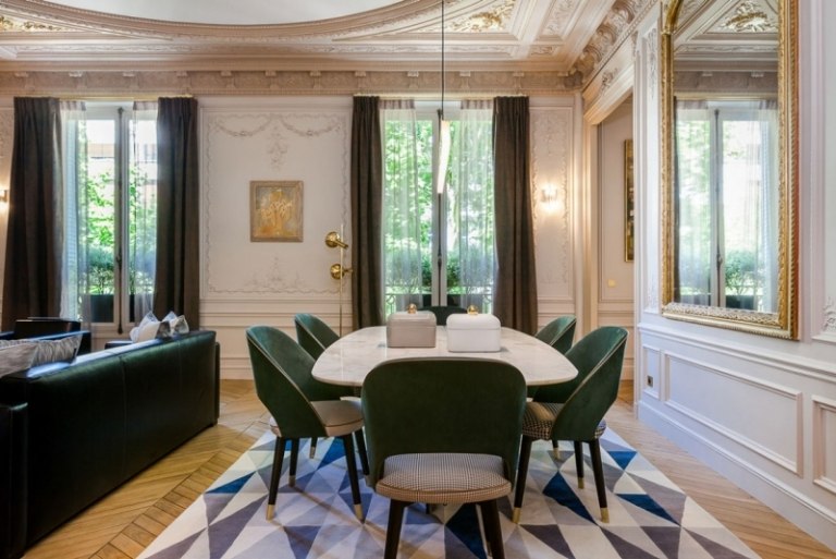 barock-möter-modern-paris-matplats-stoppade-stolar-sammet-grön-matta-trianglar