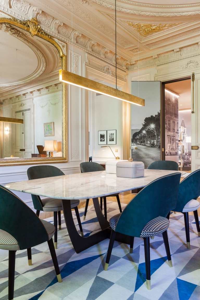 barock-möter-modern-paris-matsal-stoppade-stolar-hängande-lampa-guld