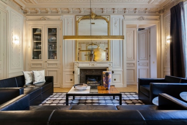 barock-möter-modern-paris-vardagsrum-läder-soffa-svart-stuckatur