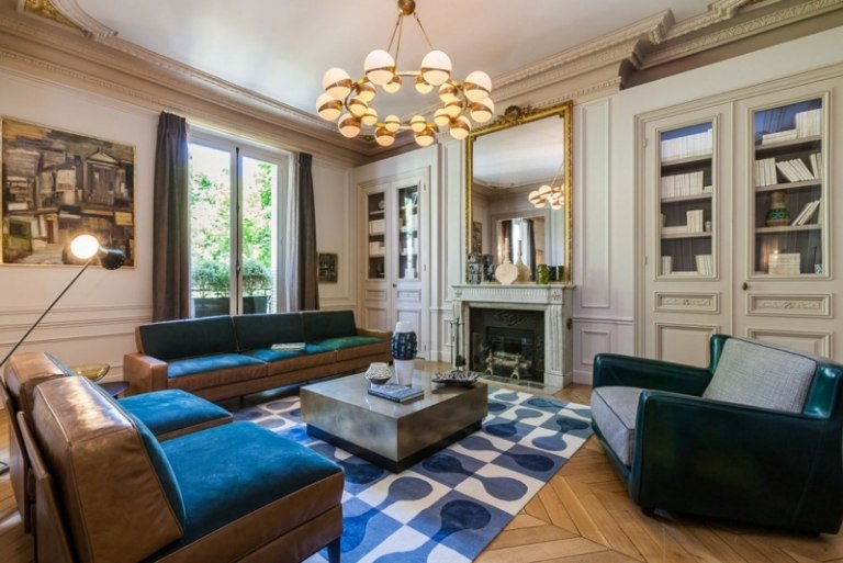 barock-möter-modern-paris-vardagsrum-fåtölj-läder-svart-brun