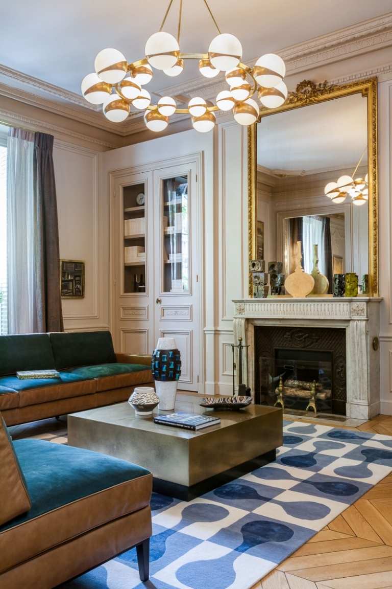 barock-möter-modern-paris-vardagsrum-läder-fåtölj-öppen spis-spegel