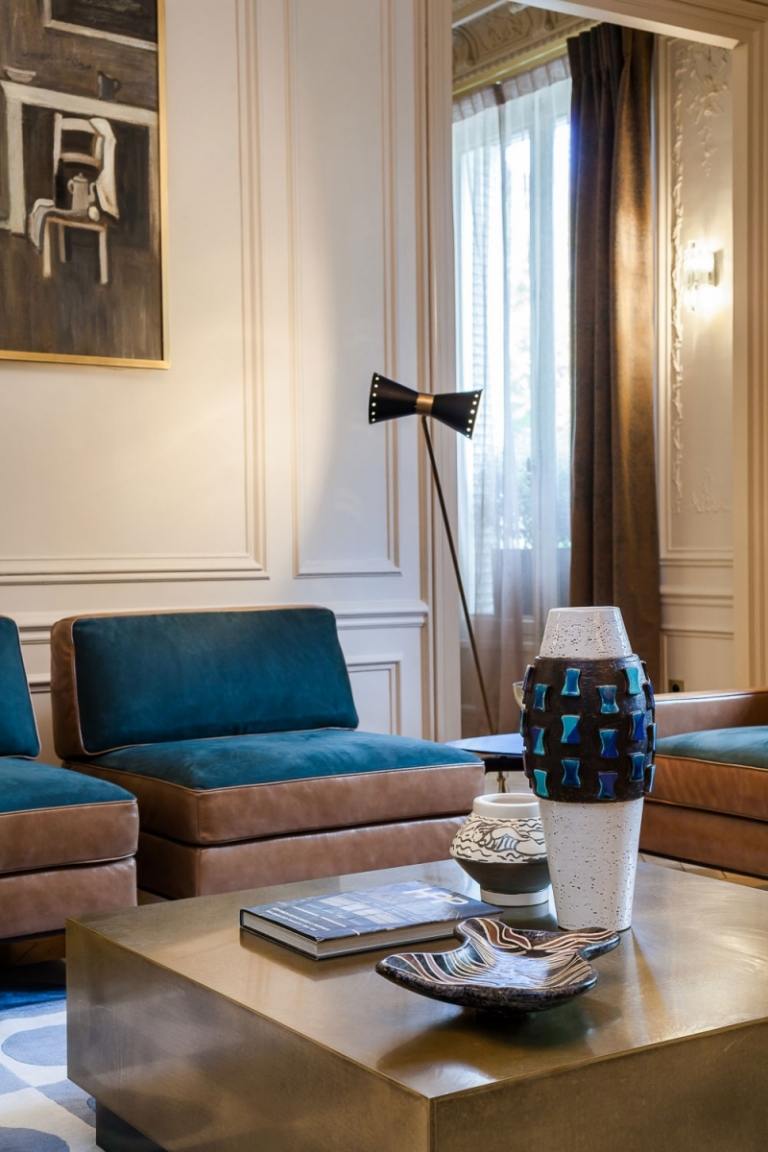barock-möter-modern-paris-vardagsrum-fåtölj-läder-mocka-mörkblå-brun