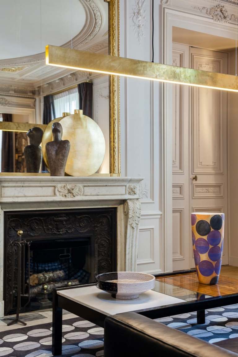 barock-möter-modern-paris-vardagsrum-öppen spis-stuckatur-matta