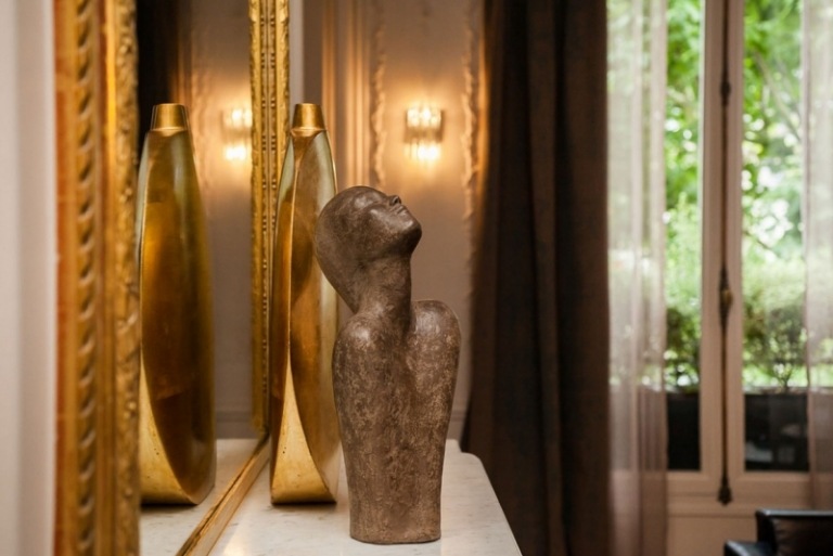 barock-möter-modern-paris-deco-skulptur-guld-spegel