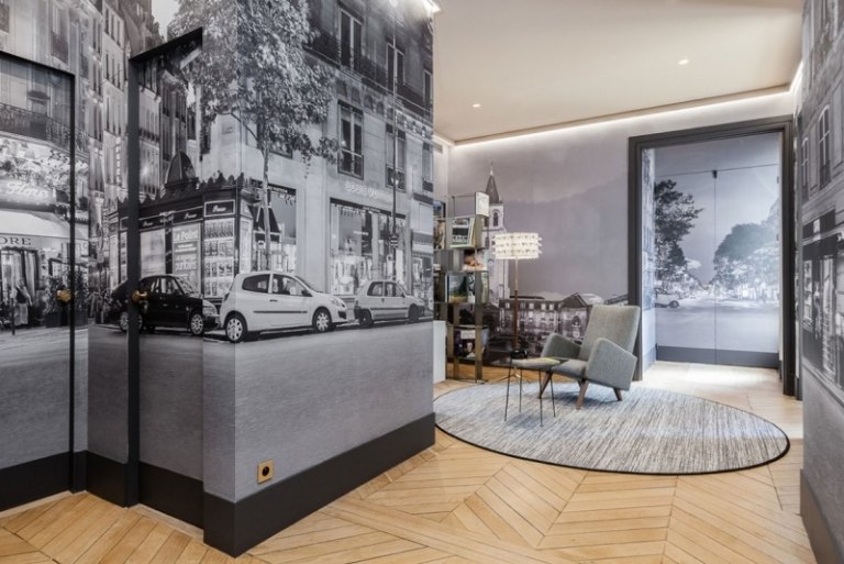 barock-möter-modern-paris-läsrum-stoppad-fåtölj-grå-parkett-golv-fototapet