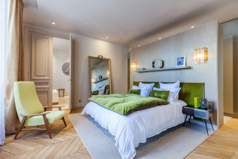 barock-möter-modern-paris-sovrum-säng-parkett-golv-grå-grön-sammet