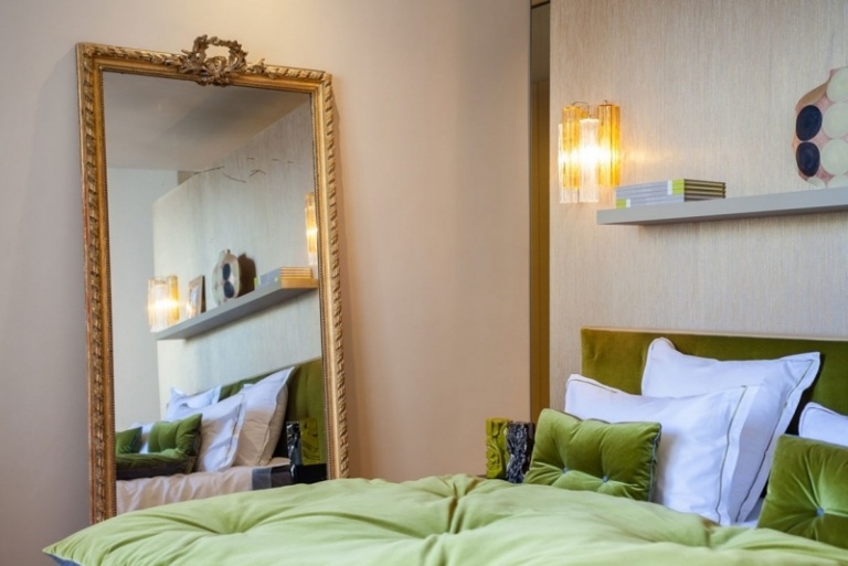 barock-möter-modern-paris-sovrum-grönt-sammet-spegel-guld