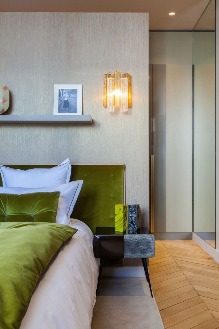 barock-möter-modern-paris-sovrum-modern-grön-sammet-täcke